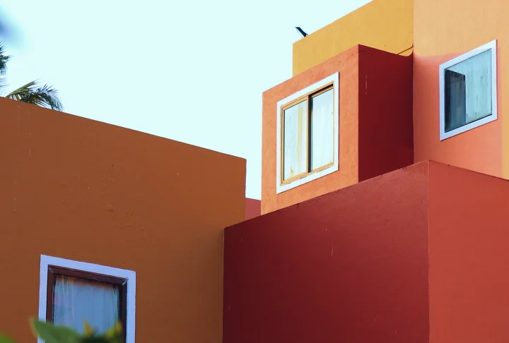 Horizon urbain moderne avec des structures architecturales